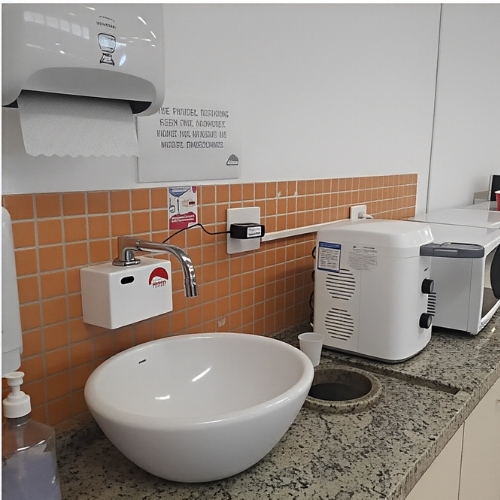 Utilizada em locais onde a torneira sai da parede, em cima da pia. É usada em ambientes que precisam evitar a contaminação cruzada. A vazão da água pode ser regulada na própria válvula. O tempo de abertura é programado a qualquer momento.